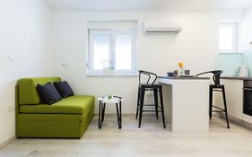 2Sis Apartments